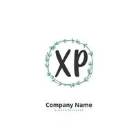 xp escritura a mano inicial y diseño de logotipo de firma con círculo. hermoso diseño de logotipo escrito a mano para moda, equipo, boda, logotipo de lujo. vector