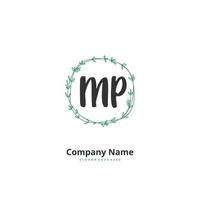 mp inicial de escritura a mano y diseño de logotipo de firma con círculo. hermoso diseño de logotipo escrito a mano para moda, equipo, boda, logotipo de lujo. vector