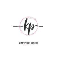 kp escritura a mano inicial y diseño de logotipo de firma con círculo. hermoso diseño de logotipo escrito a mano para moda, equipo, boda, logotipo de lujo. vector