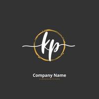 kp escritura a mano inicial y diseño de logotipo de firma con círculo. hermoso diseño de logotipo escrito a mano para moda, equipo, boda, logotipo de lujo. vector