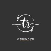 tr escritura a mano inicial y diseño de logotipo de firma con círculo. hermoso diseño de logotipo escrito a mano para moda, equipo, boda, logotipo de lujo. vector