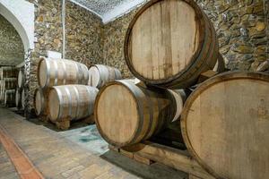 los barriles de vino de madera en una fábrica de vino foto