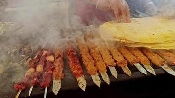 shish kebabs cozidos em fogo de carvão no mercado do festival video