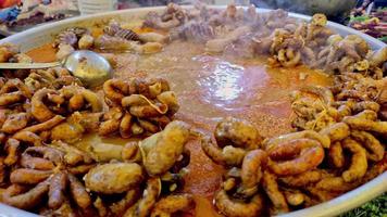 tripa de arroz recheada tradicional turca ou comida de miudezas sirdan na mesa no restaurante video