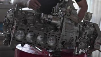 repareren defect auto motor onderdelen in de reparatie winkel video