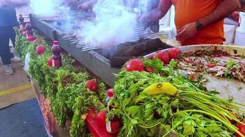 shish kebabs cozidos em fogo de carvão no mercado do festival video