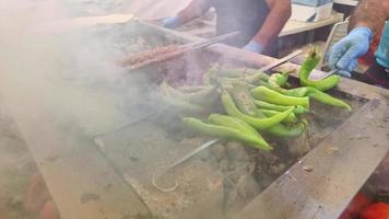 shish kebabs cozidos em fogo de carvão no mercado do festival video