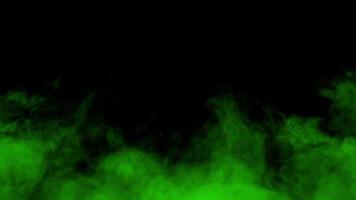 grüne raucheffektanimation auf schwarzem hintergrund. giftiger Raucheffekt video