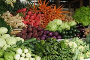 varios tipos de verduras frescas y saludables en los mercados tradicionales. fondo vegetal colorido foto