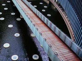 vista de ángulo alto de un puente que se extiende sobre una piscina cubierta en un museo foto