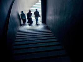 vista de ángulo alto de personas que salen de un pasillo estrecho y oscuro en una galería de arte foto