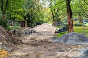 sitio de construcción con materiales de construcción en el bosque foto