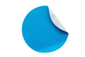 Etiqueta adhesiva de papel adhesivo redonda azul en blanco aislada sobre fondo blanco foto