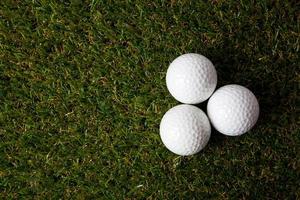 pelota de golf en verde foto