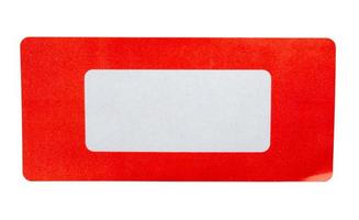 Etiqueta adhesiva de papel rojo aislado sobre fondo blanco. foto