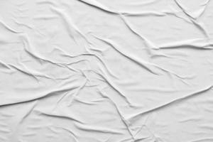 fondo de textura de cartel de papel arrugado y arrugado blanco en blanco foto