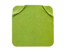 Etiqueta adhesiva de papel adhesivo cuadrada verde en blanco aislada sobre fondo blanco foto