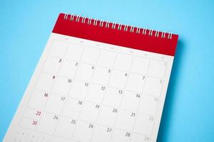 página de calendario sobre fondo azul concepto de reunión de cita de planificación empresarial foto