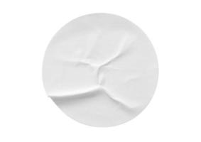 etiqueta adhesiva de papel redonda blanca en blanco aislada sobre fondo blanco foto