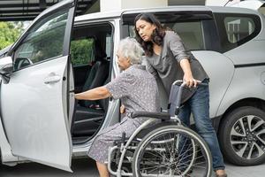 ayudar y apoyar a la anciana asiática anciana o anciana mujer paciente prepararse para llegar a su coche. foto