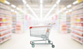 carrito de compras rojo vacío en el supermercado foto