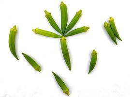 Raw okra o ladyfingers aislado sobre fondo blanco. foto