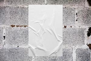 maqueta de póster de papel pegado con pasta de trigo blanca en blanco sobre fondo de pared de hormigón foto