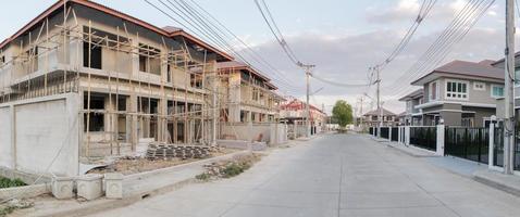 construcción residencial nueva casa en progreso en el sitio de construcción foto