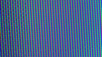 vista de cerca en un televisor de plasma mientras muestra la actividad de la televisión. foto