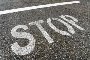 señal de stop en la carretera con asfalto texturizado. foto
