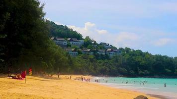 naithon beach bay türkis klares wasser und wellen phuket thailand. video