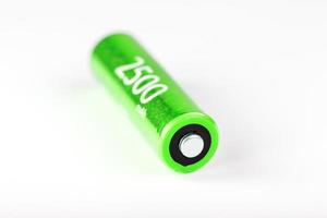 batería aa verde batería de 2500 miliamperios sobre un fondo gris foto