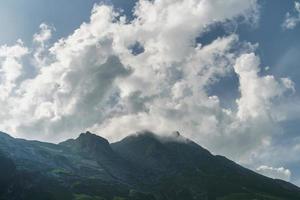 picos de montaña en la parte occidental de la cordillera caucásica principal. foto