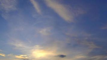 crepuscolo e alba cielo con cumulo nube tempo periodo nel un sera 4k filmato. video