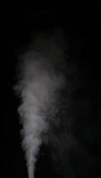 vidéo verticale au ralenti de fumée blanche, brouillard, brouillard, vapeur sur fond noir. video