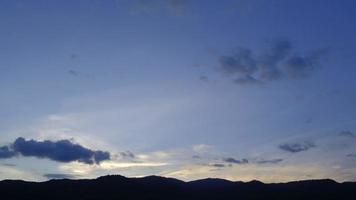 el crepúsculo y el cielo del amanecer con un lapso de tiempo de nubes cumulus en una grabación nocturna de 4k. video