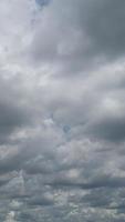 dramatisk himmel med storm moln på en molnig dag tid upphöra. video