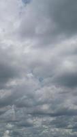 dramatisch lucht met storm wolk Aan een bewolkt dag tijd vervallen. video