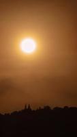 timelapse av dramatisk solnedgång med orange himmel i en solig dag. video