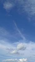 ciel bleu avec un laps de temps de nuage cumulus sur une vidéo 4k de journée ensoleillée. video