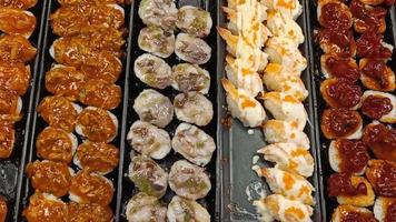 Sushi-Verkauf auf dem lokalen Markt, leicht zu finden. video