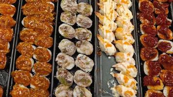 Sushi vendita a il Locale mercato, facile per trova. video