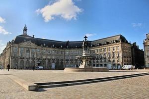 una vista de la ciudad de burdeos en francia foto