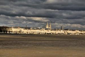 una vista de la ciudad de burdeos en francia foto