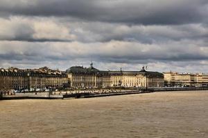 una vista de la ciudad de burdeos en francia foto
