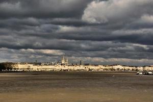 una vista de la ciudad de burdeos en francia foto