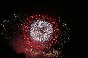 una vista de un espectáculo de fuegos artificiales foto