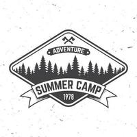 campamento de verano. ilustración vectorial concepto de camiseta o logotipo, estampado, sello o camiseta. vector