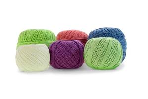 hilo de lana para tejer sobre fondo blanco. maraña verde, rosa, azul, púrpura. costura, hecho a mano. aislado. copie el espacio foto