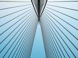 vista de ángulo bajo de un puente atirantado en putrajaya, malasia foto